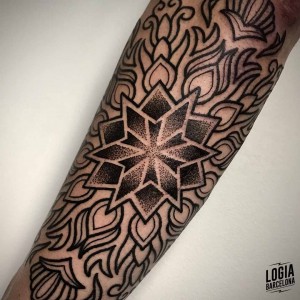 tatuaje_brazo_ornamental_logiabarcelona_juan_chazsci